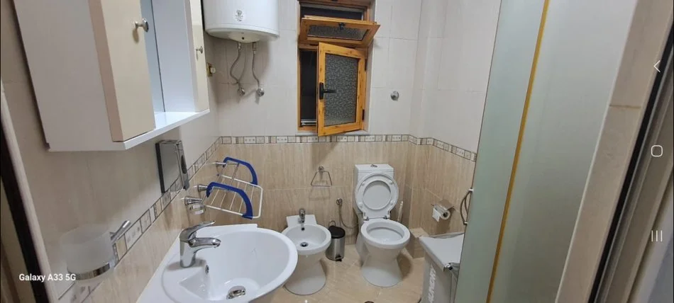 Tirane, jepet me qera apartament 1+1 Kati 4, 55 m² 500 € (Prane liceut)