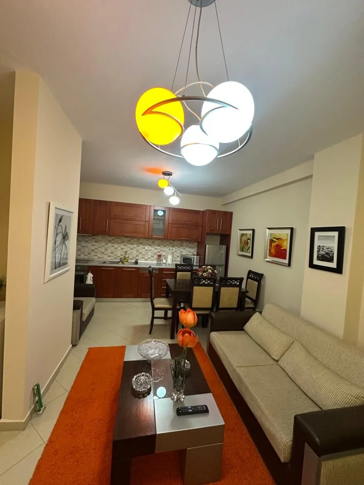 Tirane, jepet me qera apartament 2+1+Ballkon Kati 5, 550 € (Rruga Kavajës , Condor Center)