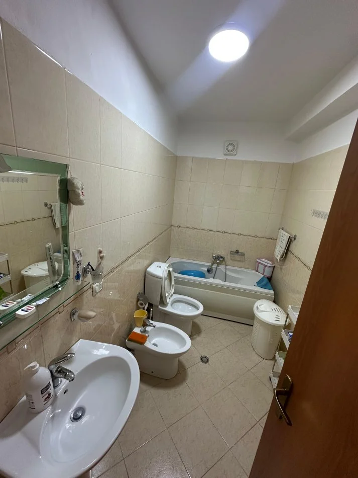 Tirane, jepet me qera apartament 2+1+Ballkon Kati 5, 550 € (Rruga Kavajës , Condor Center)