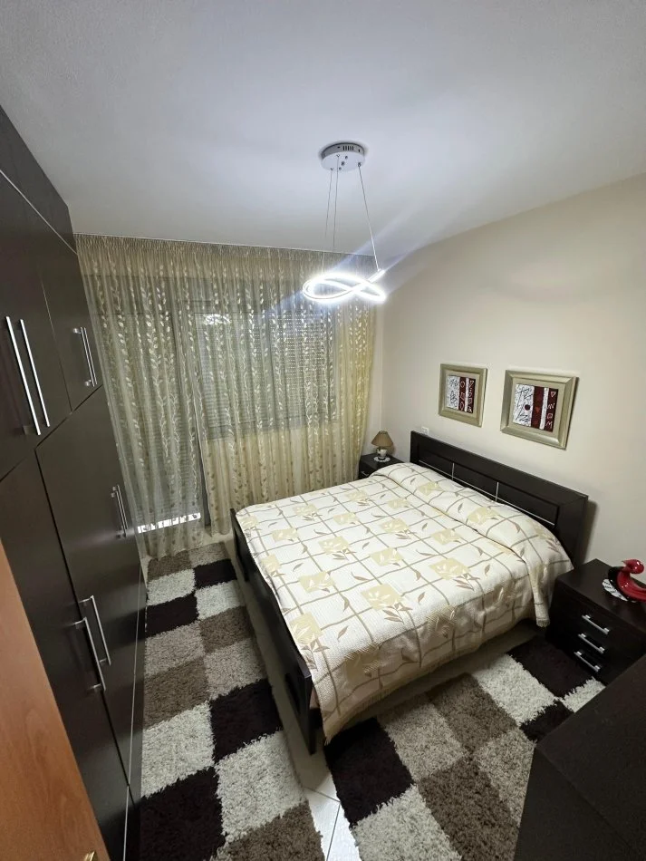 Tirane, jepet me qera apartament 2+1+Ballkon Kati 5, 550 € (Rruga Kavajës , Condor Center)