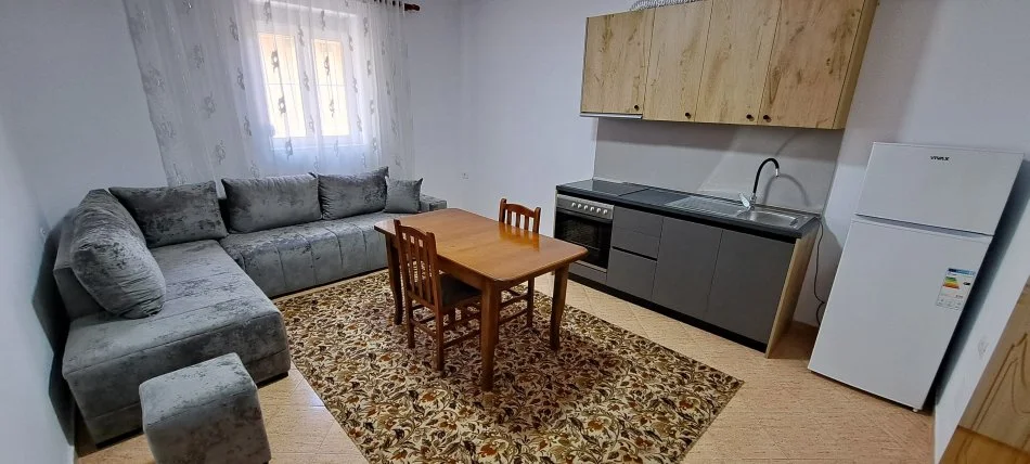 Tirane, jepet me qera apartament 1+1 Kati 1, 2 m² 400 € (Farmacia 10)