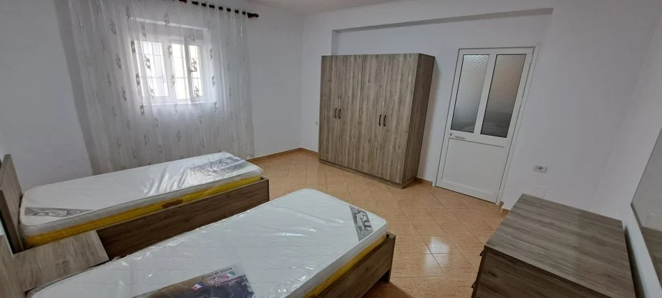 Tirane, jepet me qera apartament 1+1 Kati 1, 2 m² 400 € (Farmacia 10)