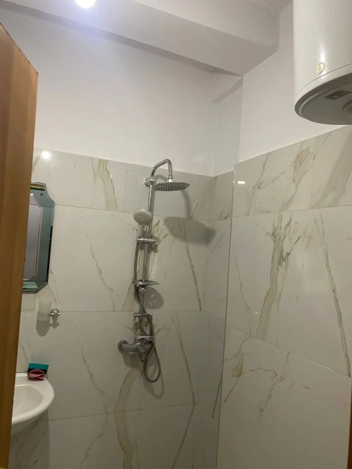 Tirane, jepet me qera apartament 1+1+Ballkon Kati 4, 75 m² 500 € (Rruga dibres)