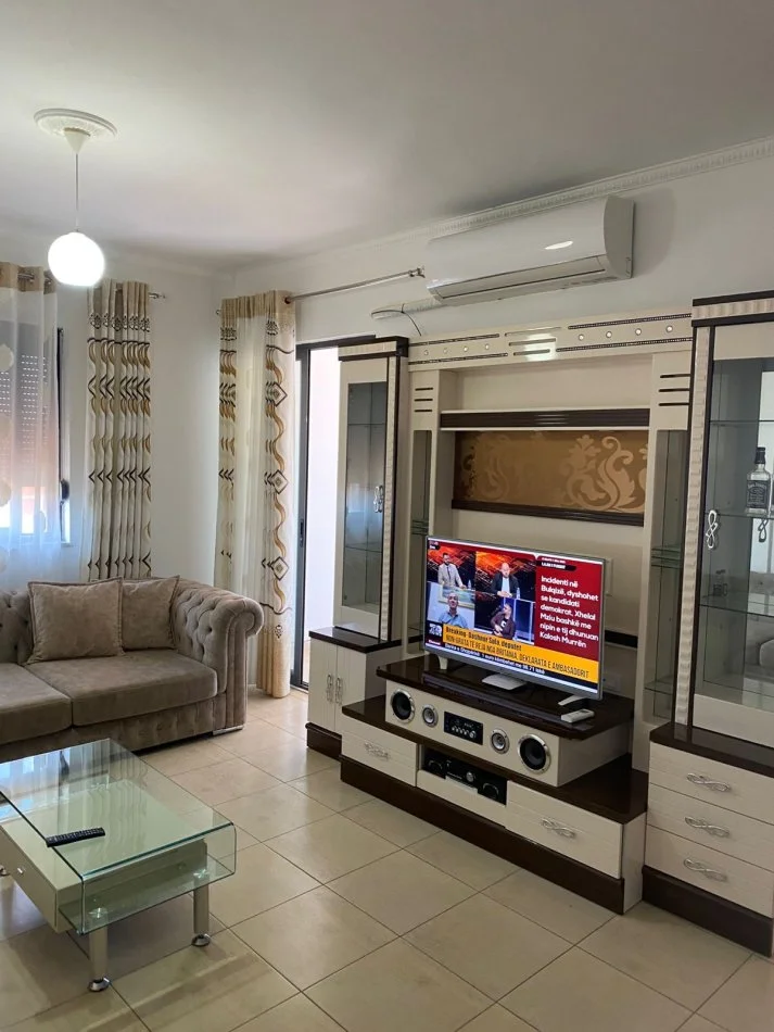 Tirane, jepet me qera apartament 1+1+Ballkon Kati 4, 75 m² 500 € (Rruga dibres)