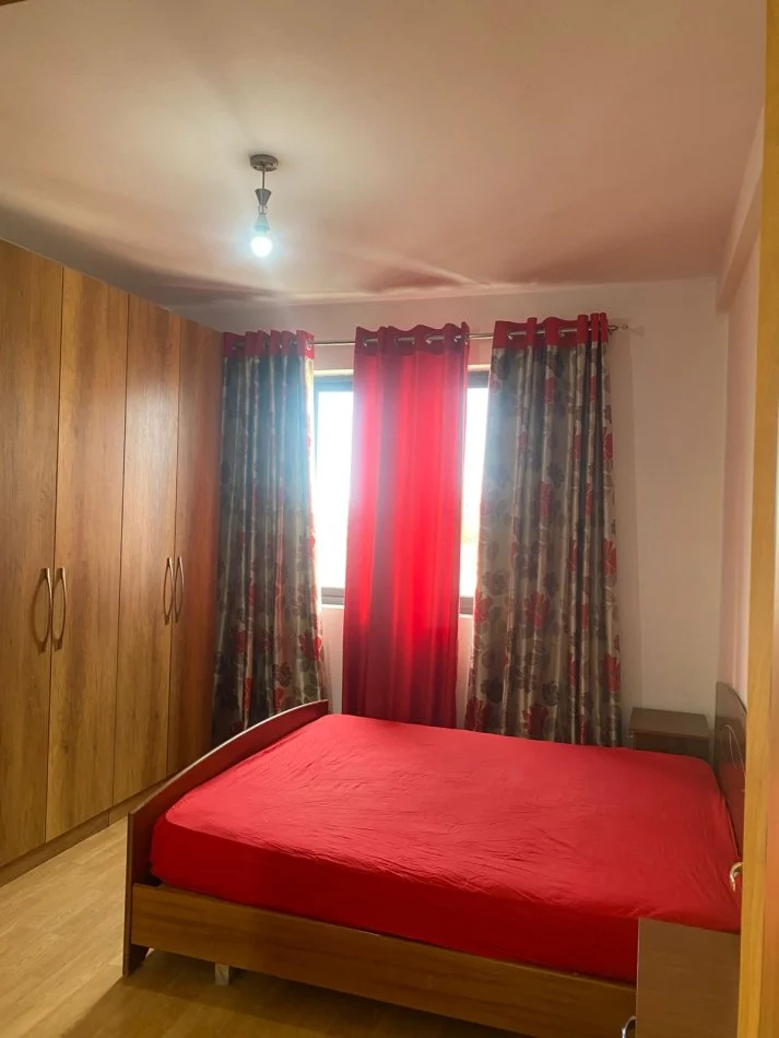 Tirane, jepet me qera apartament 1+1+Ballkon Kati 4, 75 m² 500 € (Rruga dibres)