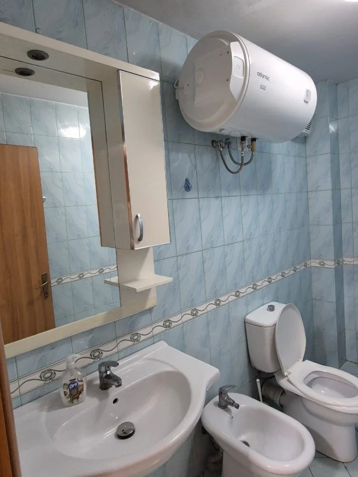 Tirane, jepet me qera apartament 1+1+Ballkon Kati 4, 70 m² 450 € (Rruga 5 maj)