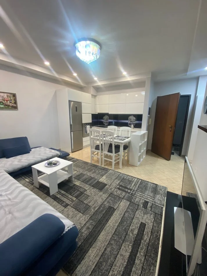 Tirane, jepet me qera apartament 1+1+Ballkon Kati 4, 70 m² 450 € (Rruga 5 maj)