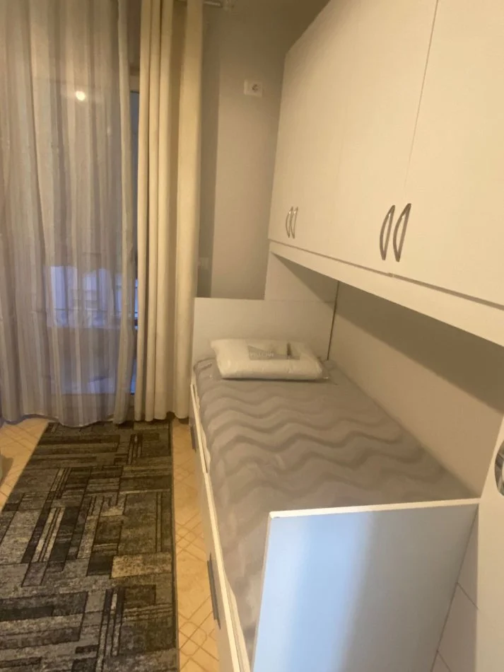 Tirane, jepet me qera apartament 1+1+Ballkon Kati 4, 70 m² 450 € (Rruga 5 maj)