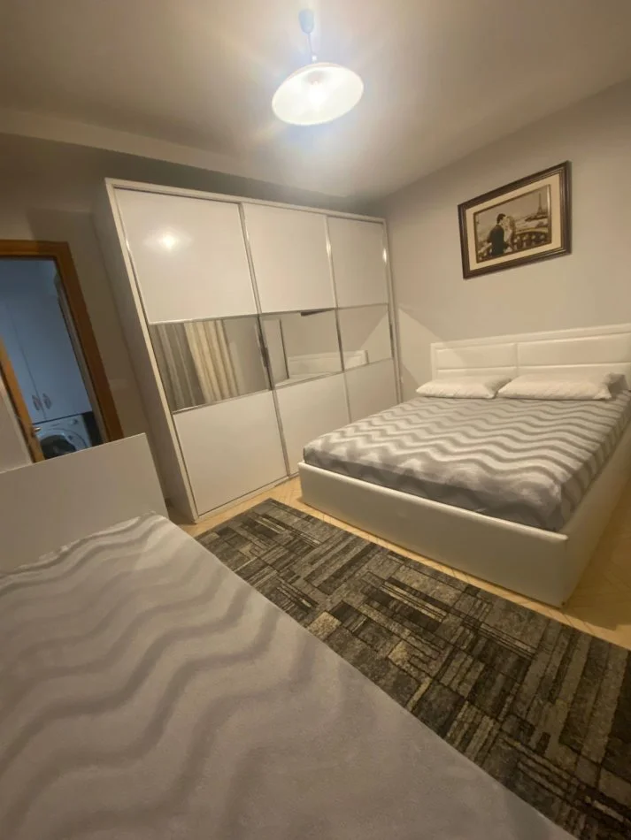 Tirane, jepet me qera apartament 1+1+Ballkon Kati 4, 70 m² 450 € (Rruga 5 maj)