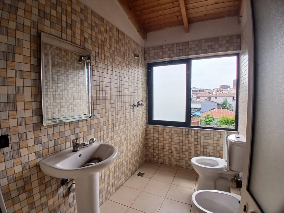 Tirane, jepet me qera apartament 1+1 Kati 4, 120 m² 500 € (Fusha aviacionit)