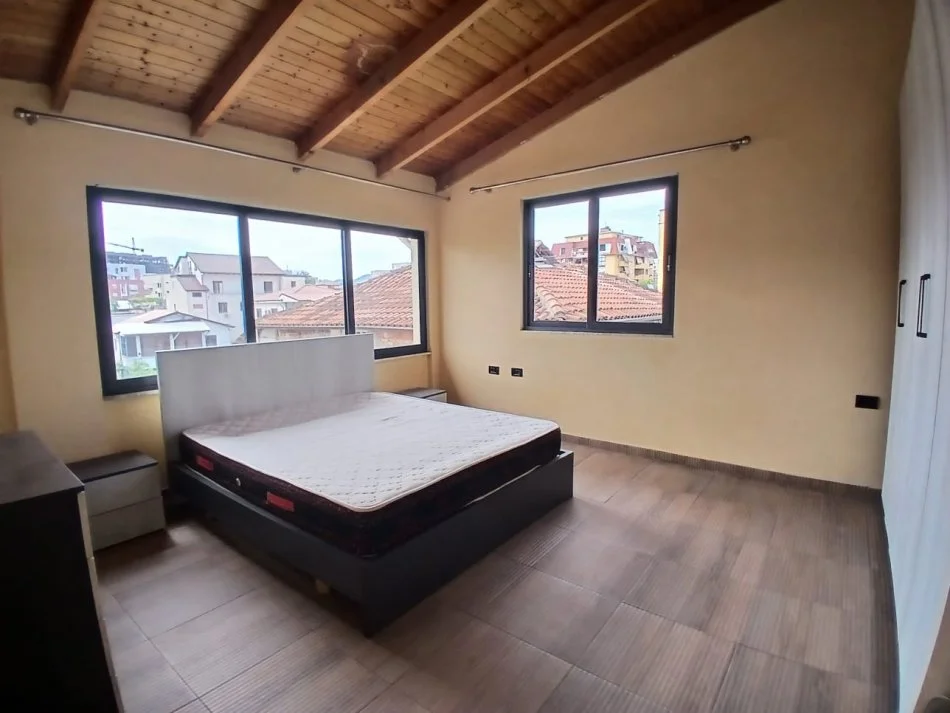 Tirane, jepet me qera apartament 1+1 Kati 4, 120 m² 500 € (Fusha aviacionit)