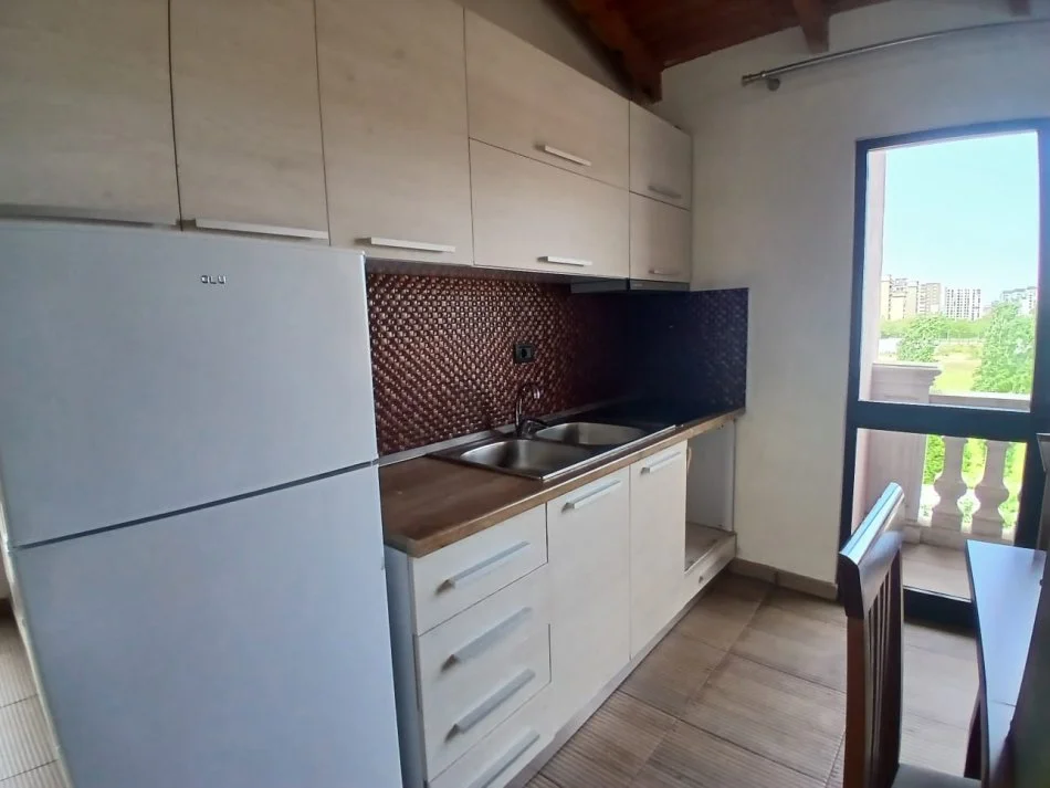 Tirane, jepet me qera apartament 1+1 Kati 4, 120 m² 500 € (Fusha aviacionit)
