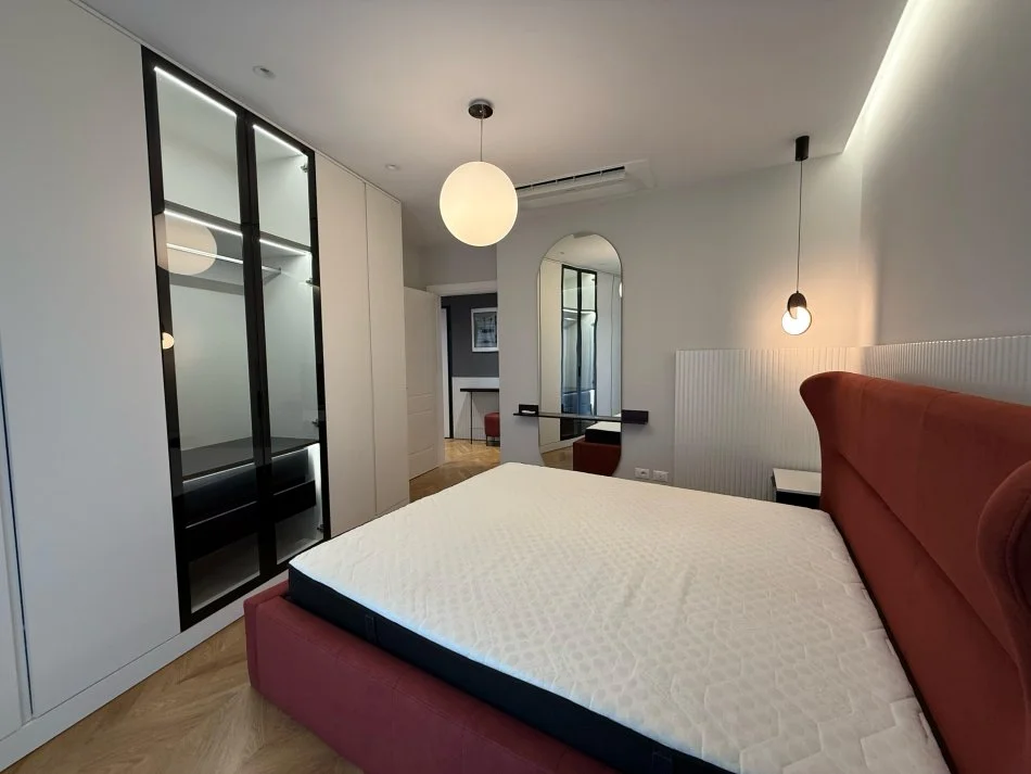 Tirane, jepet me qera apartament 1+1+Ballkon Kati 4, 78 m² 1.500 € (Liqeni Artificial)