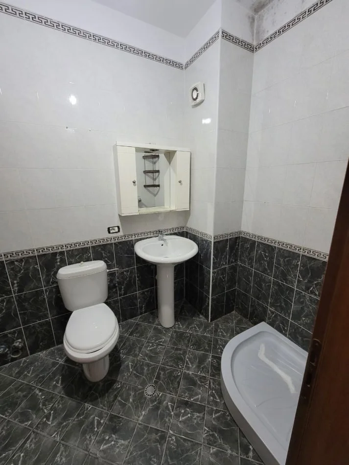 Tirane, shitet apartament Kati 3, 127 m² 162.000 € (Yzberisht)
