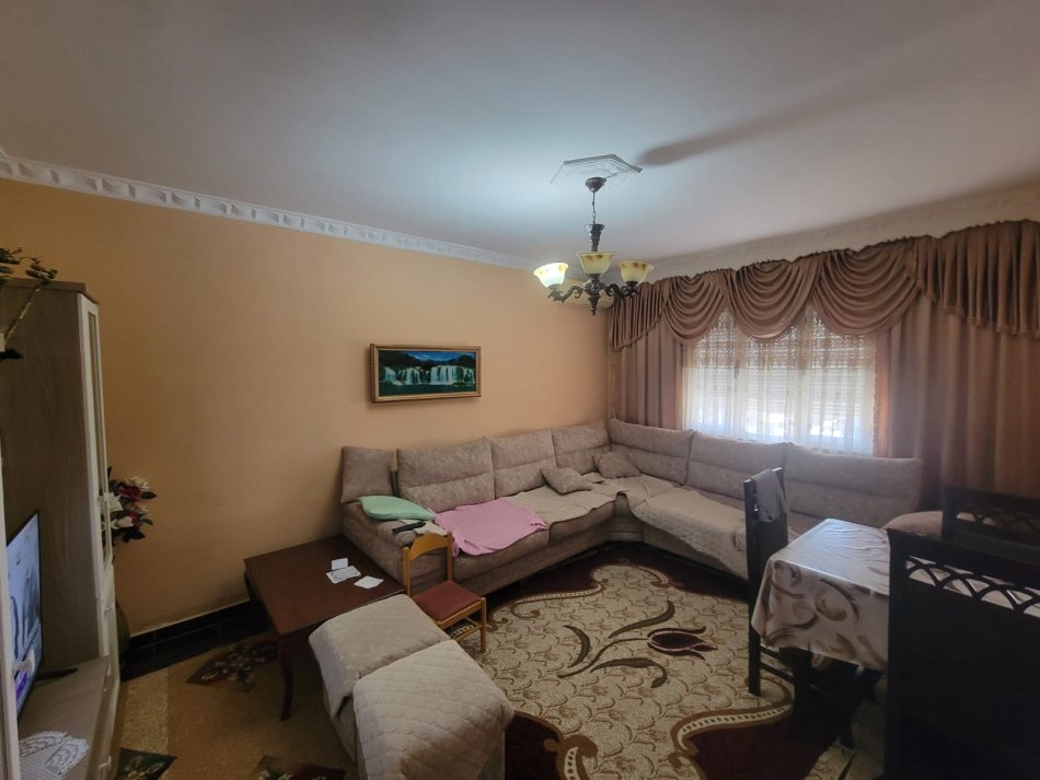 Tirane, shitet apartament 2+1+Ballkon Kati 4, 71 m² 110.000 € (Rruga Xhanfize Keko Porcelan)