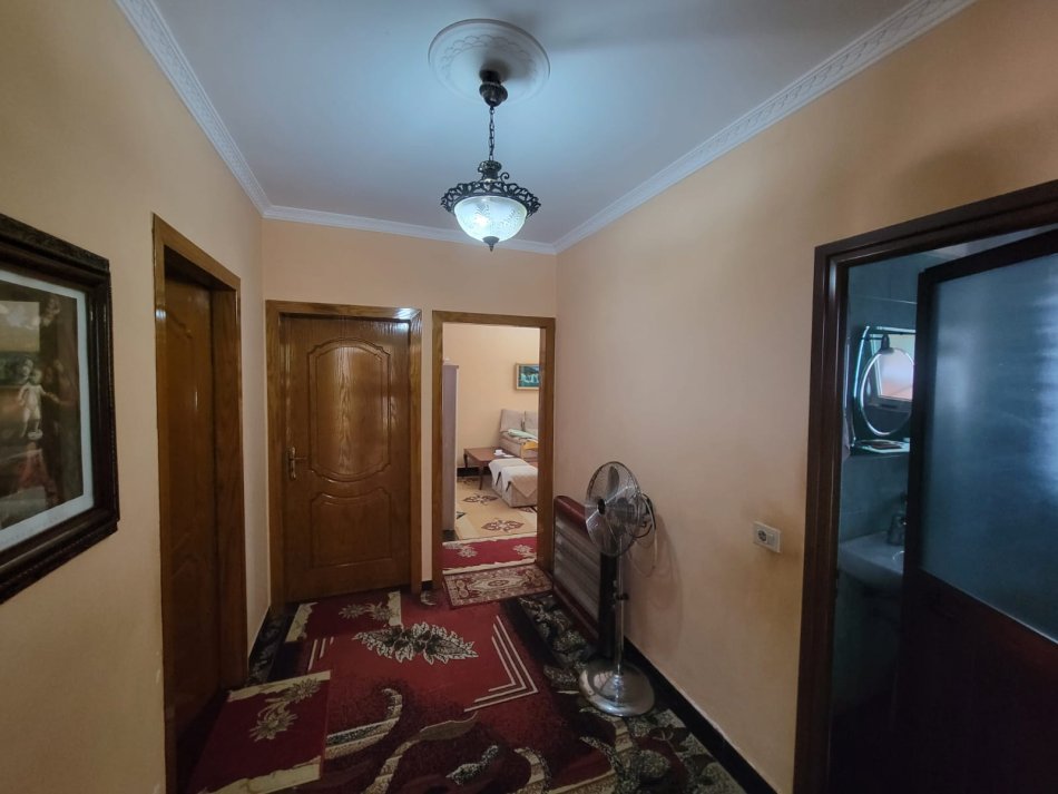 Tirane, shitet apartament 2+1+Ballkon Kati 4, 71 m² 110.000 € (Rruga Xhanfize Keko Porcelan)