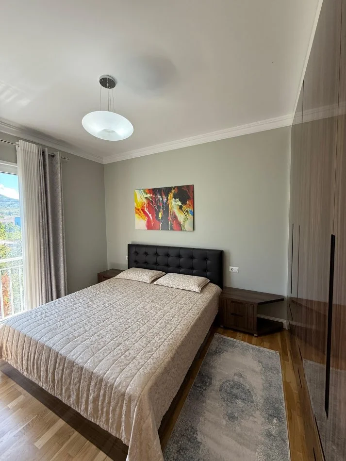 Tirane, jepet me qera apartament 2+1+Ballkon Kati 2, 125 m² 1.600 € 