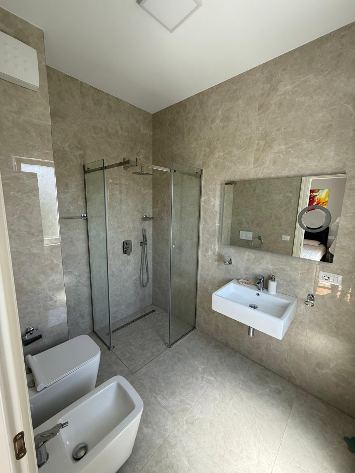 Tirane, jepet me qera apartament 2+1+Ballkon Kati 2, 125 m² 1.600 € 