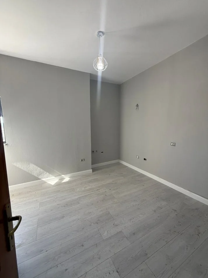 Tirane, shitet apartament 2+1+Ballkon Kati 7, 85 m² 135.000 € (Bulevardi bajram curri)