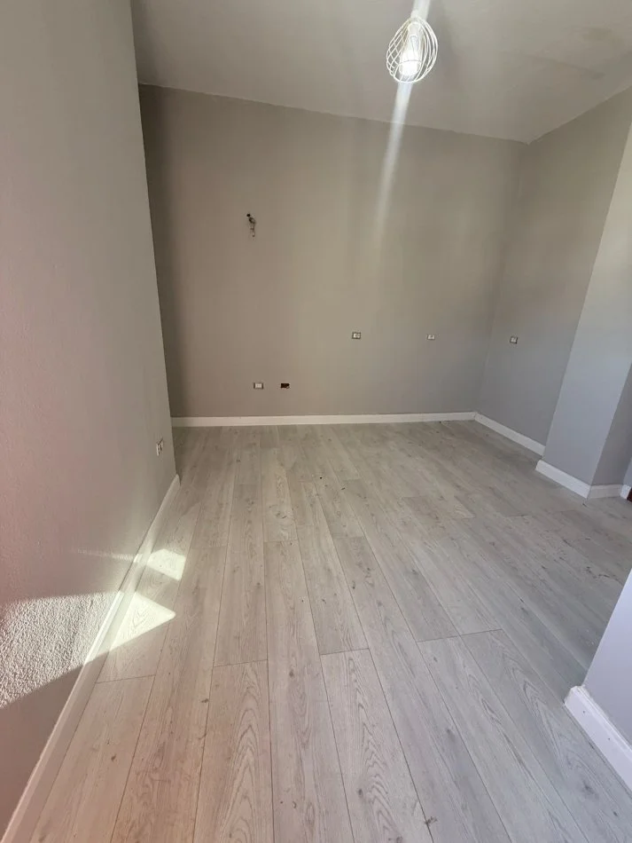 Tirane, shitet apartament 2+1+Ballkon Kati 7, 85 m² 135.000 € (Bulevardi bajram curri)