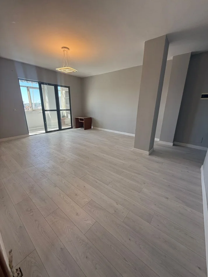 Tirane, shitet apartament 2+1+Ballkon Kati 7, 85 m² 135.000 € (Bulevardi bajram curri)