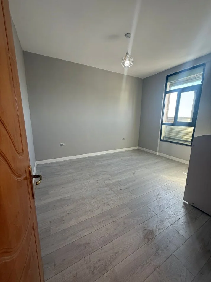 Tirane, shitet apartament 2+1+Ballkon Kati 7, 85 m² 135.000 € (Bulevardi bajram curri)