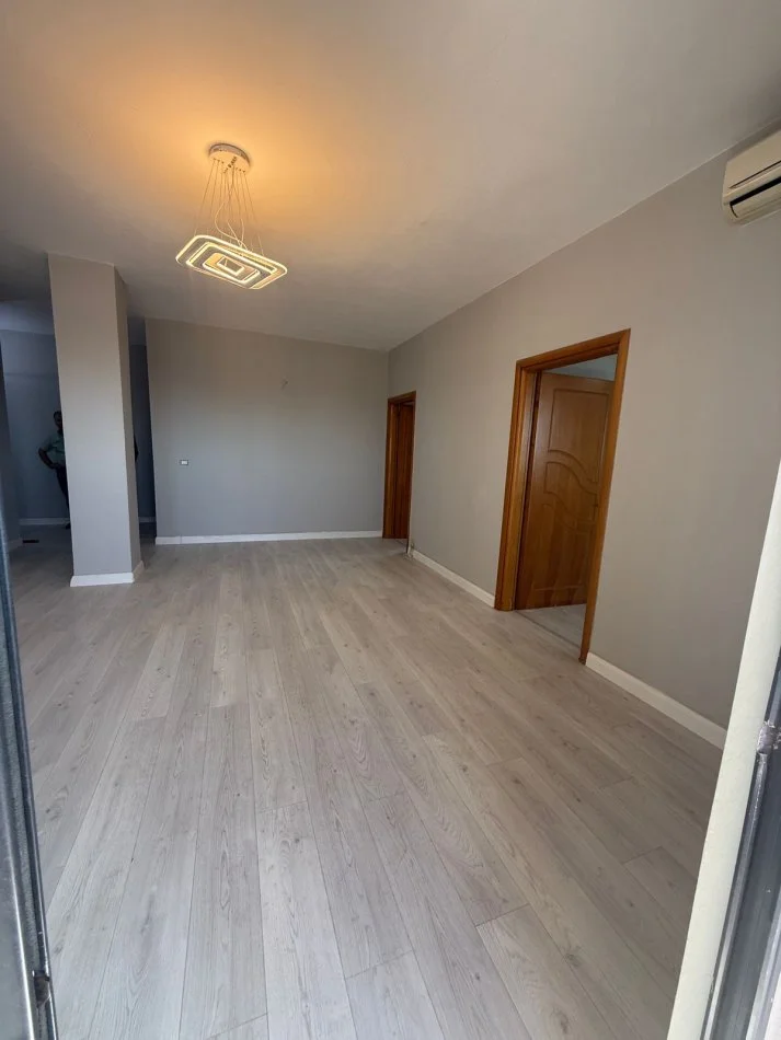 Tirane, shitet apartament 2+1+Ballkon Kati 7, 85 m² 135.000 € (Bulevardi bajram curri)