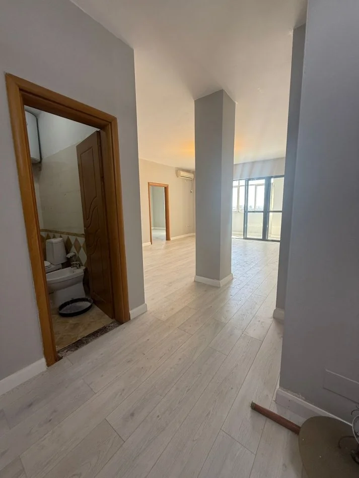 Tirane, shitet apartament 2+1+Ballkon Kati 7, 85 m² 135.000 € (Bulevardi bajram curri)