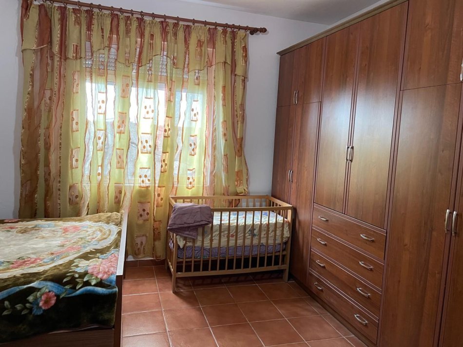 Tirane, jepet me qera shtepi 1+1+Ballkon Kati 0, 52 m² 225 € (rruga perparimi)