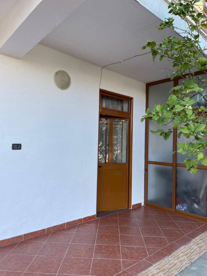 Tirane, jepet me qera shtepi 1+1+Ballkon Kati 0, 52 m² 225 € (rruga perparimi)