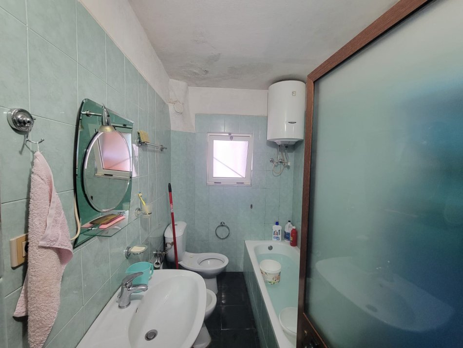 Tirane, shitet apartament 2+1+Ballkon Kati 4, 71 m² 110.000 € (Rruga Xhanfize Keko Porcelan)