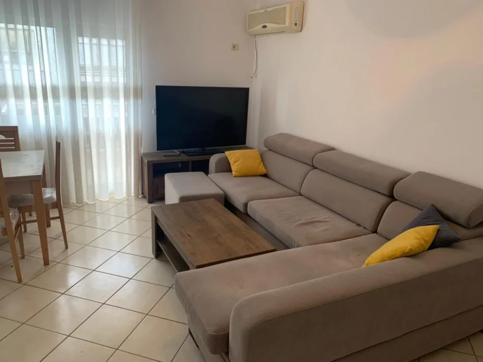 Tirane. Komuna e Parisit, jepet me qera apartament 2+1 Kati 3, sip100.Cmimi  70.000 lek (Tish Daia)