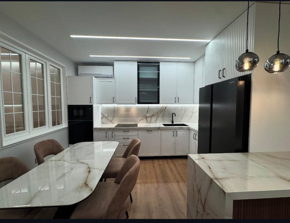 Tirane, jepet me qera 2+1 Kati 5, 77 m² 900 € (Selvia)