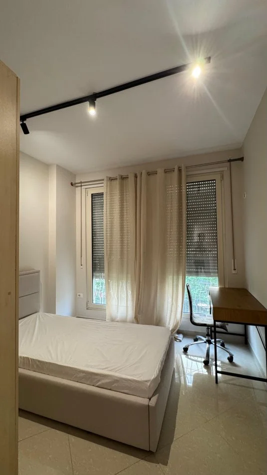 Tirane, jepet me qera apartament 2+1 Kati 3, 90 m² 650 € (Liqeni i thate)