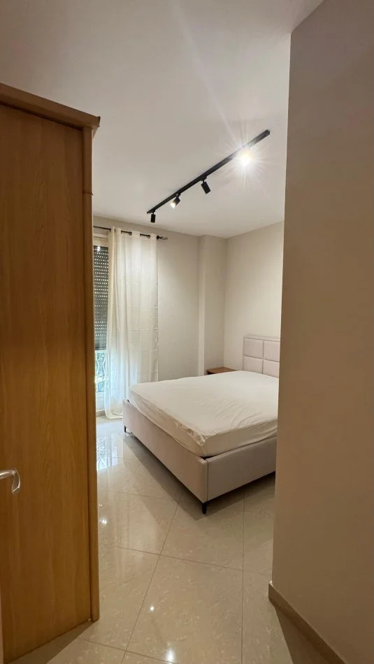 Tirane, jepet me qera apartament 2+1 Kati 3, 90 m² 650 € (Liqeni i thate)
