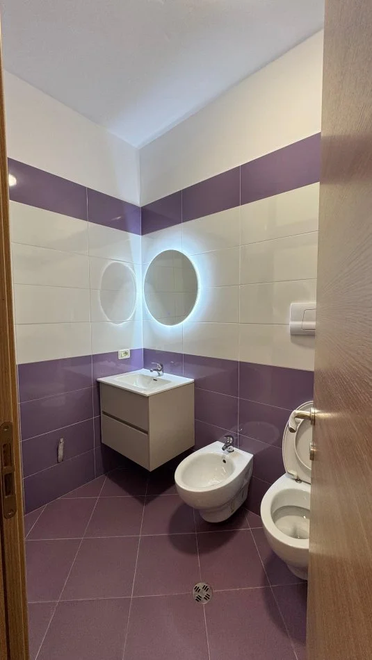 Tirane, jepet me qera apartament 2+1 Kati 3, 90 m² 650 € (Liqeni i thate)