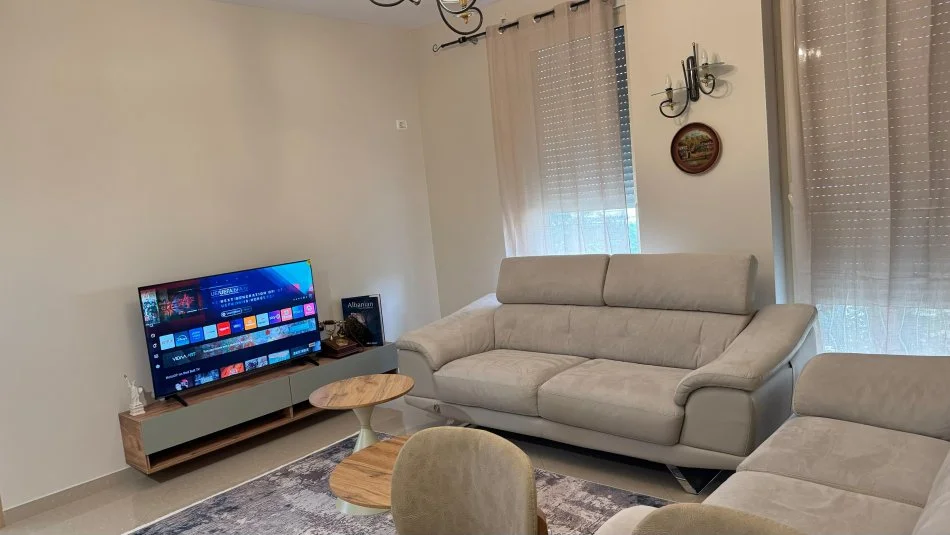 Tirane, jepet me qera apartament 2+1 Kati 3, 90 m² 650 € (Liqeni i thate)