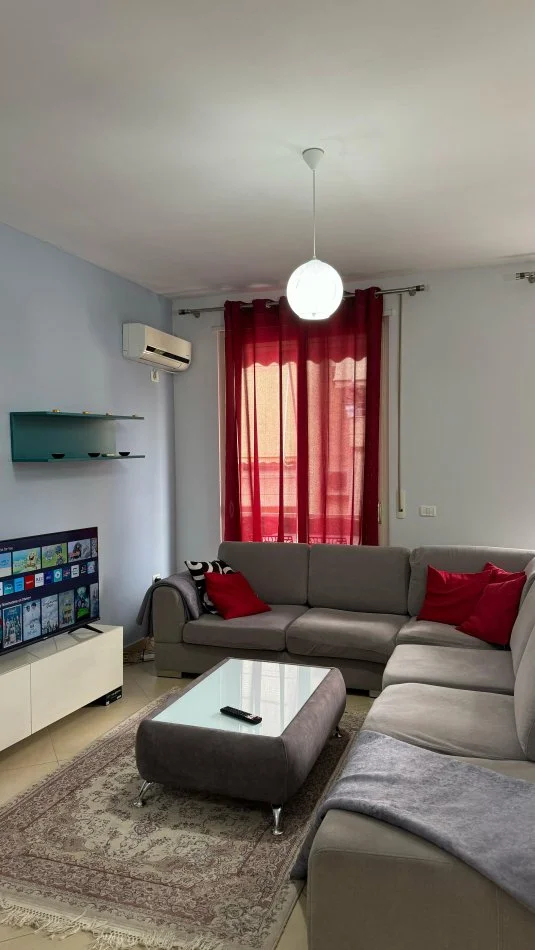 Tirane, jepet me qera apartament 2+1 Kati 2, 80 m² 700 € (Liqeni i thate)