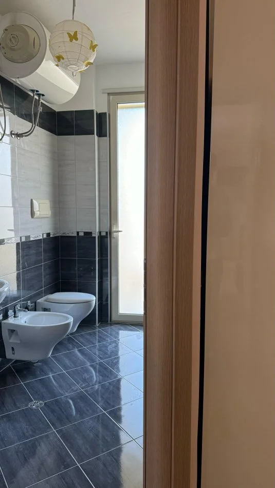 Tirane, jepet me qera apartament 2+1 Kati 2, 80 m² 700 € (Liqeni i thate)