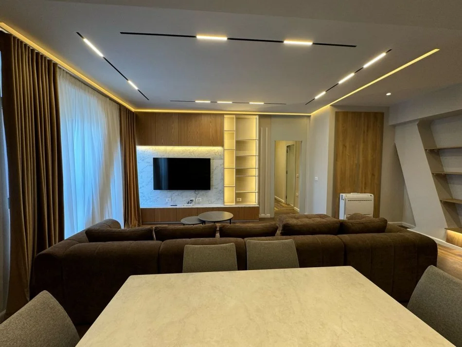 Tirane, jepet me qera apartament 2+1+Ballkon Kati 3, 129 m² 1.800 € (Kompleksi Delijorgji)