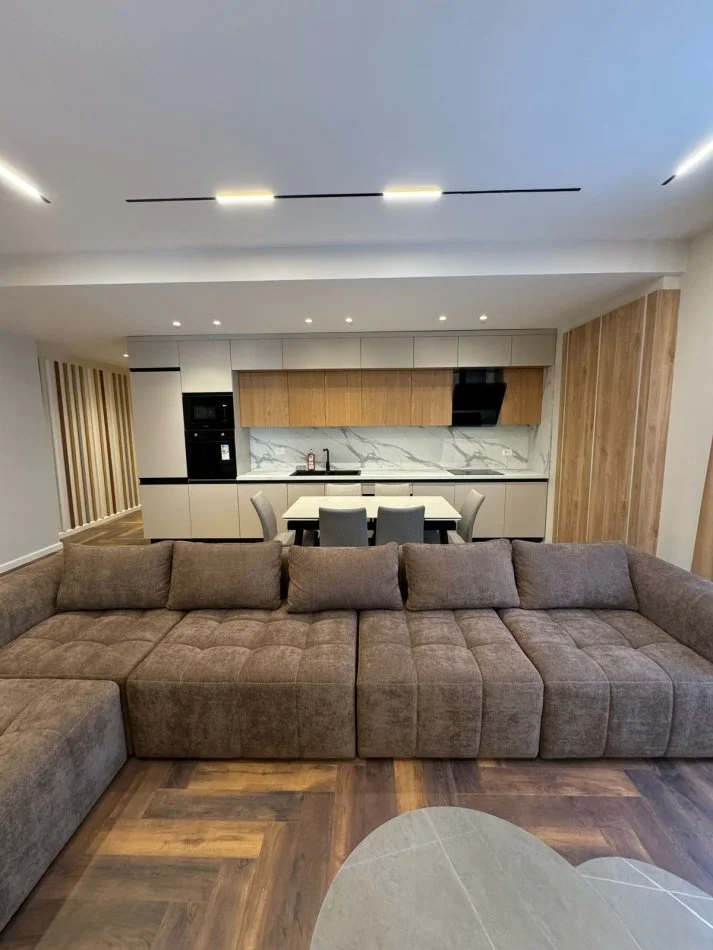 Tirane, jepet me qera apartament 2+1+Ballkon Kati 3, 129 m² 1.800 € (Kompleksi Delijorgji)