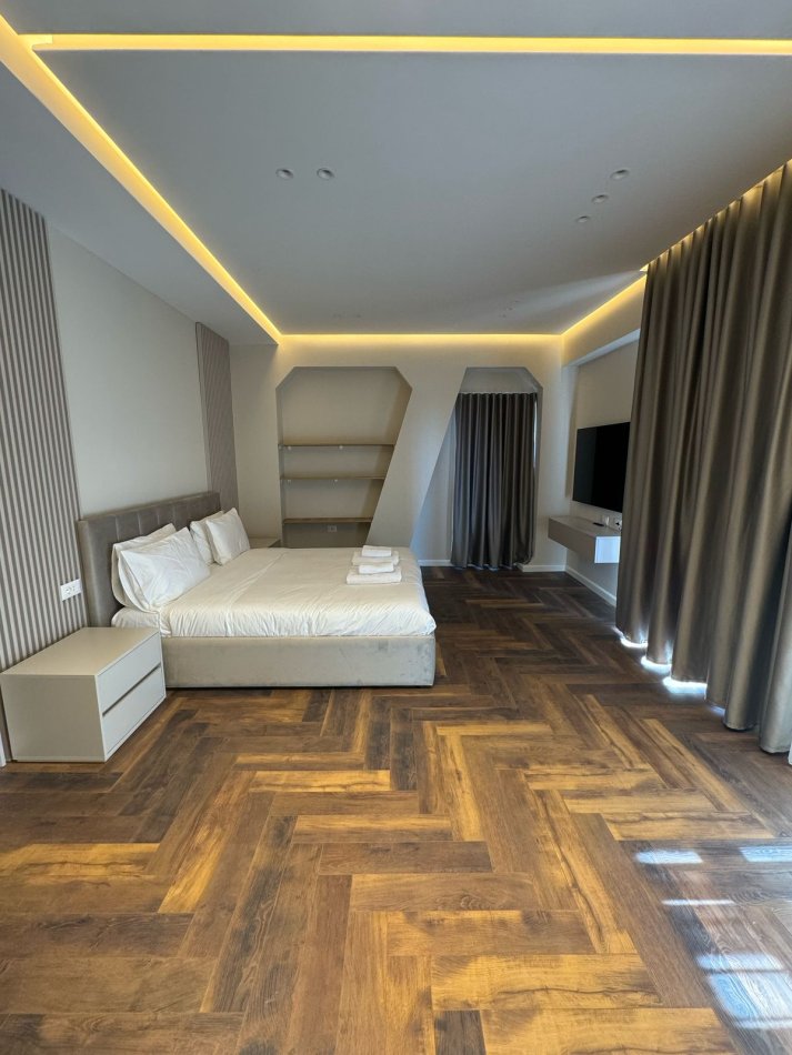 Tirane, jepet me qera apartament 2+1+Ballkon Kati 3, 129 m² 1.800 € (Kompleksi Delijorgji)