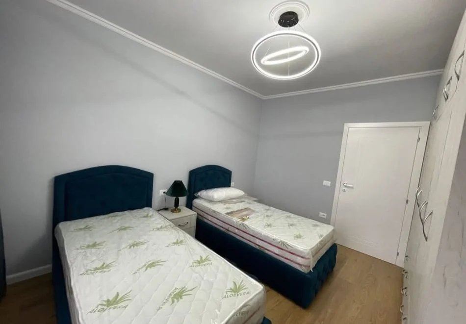 Tirane, jepet me qera apartament 2+1 Kati 4, 120 m² 800 € (Zogu i zi)