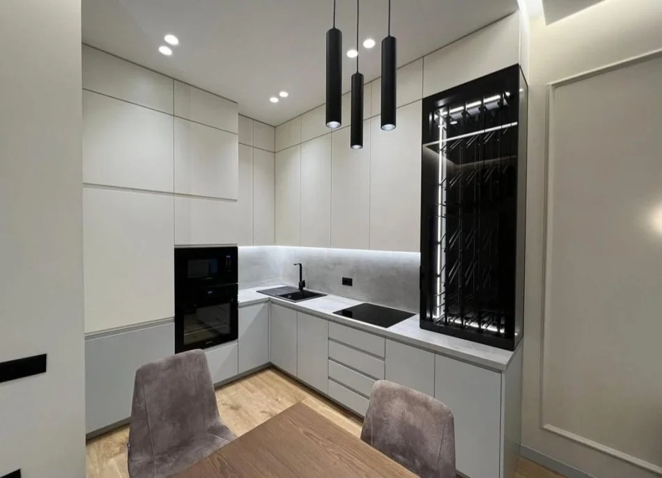 Tirane, jepet me qera apartament 1+1 Kati 4, 800 € (Square 21)