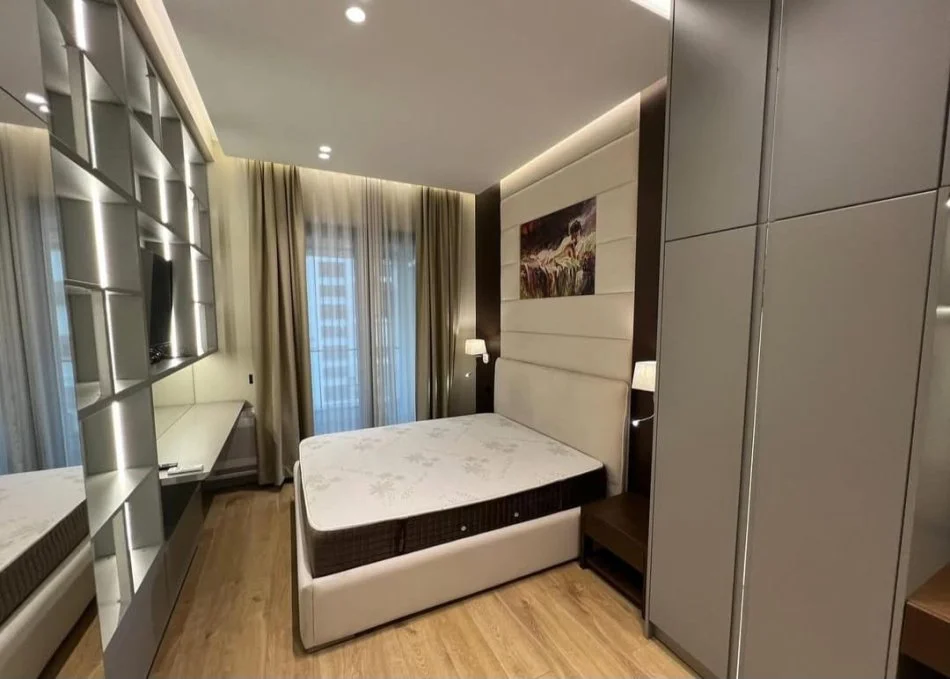 Tirane, jepet me qera apartament 1+1 Kati 4, 800 € (Square 21)