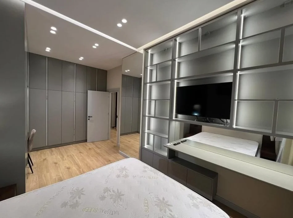 Tirane, jepet me qera apartament 1+1 Kati 4, 800 € (Square 21)