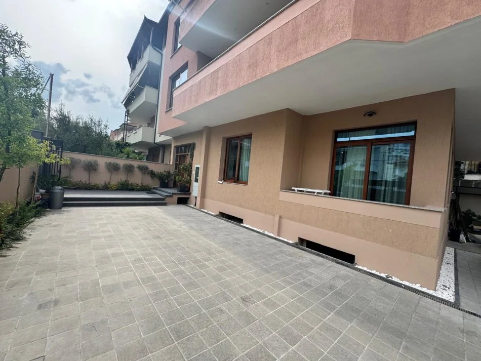 Tirane, jepet me qera apartament 2+1+Ballkon Kati 2, 85 m² 700 € (SELITE)