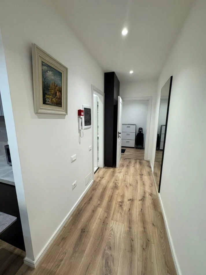 Tirane, jepet me qera apartament 2+1+Ballkon Kati 2, 85 m² 700 € (SELITE)
