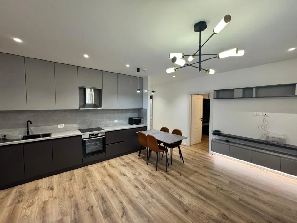 Tirane, jepet me qera apartament 2+1+Ballkon Kati 2, 85 m² 700 € (SELITE)