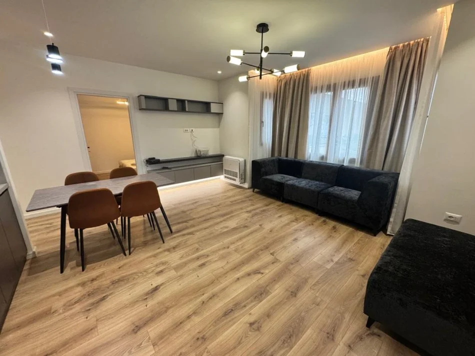 Tirane, jepet me qera apartament 2+1+Ballkon Kati 2, 85 m² 700 € (SELITE)